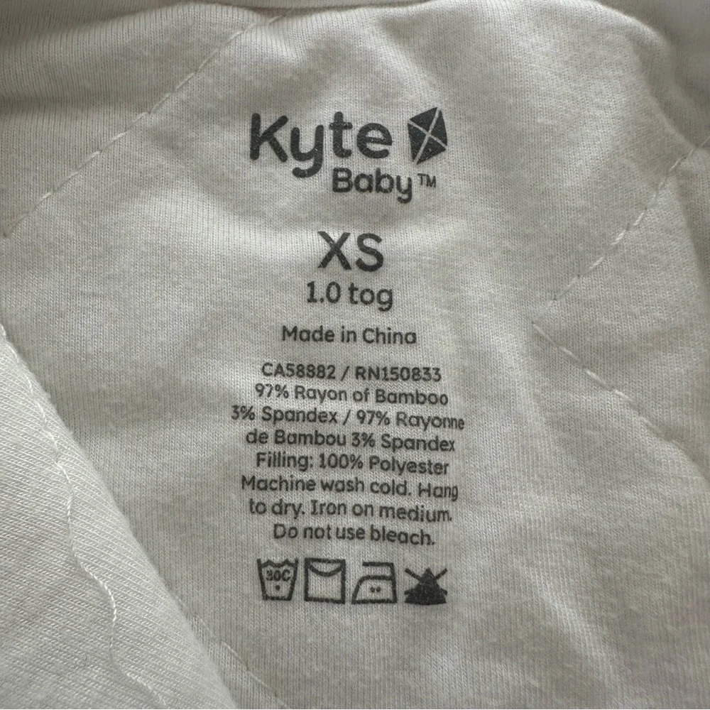 Kyte Baby Size XS 1.0 Tog White‎ Strawberry Print Quilted Sleepsack 7-13 lbs